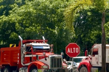 Por operativos de la fiscalía contra la extorsión, transportistas bloquean carreteras del Edomex.