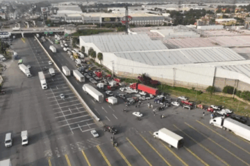 Bloquean transportistas las autopistas México-Querétaro y México-Pachuca; protestan por la desaparición de líder transportista.