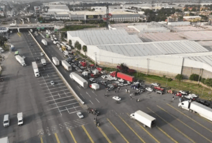 Bloquean transportistas las autopistas México-Querétaro y México-Pachuca; protestan por la desaparición de líder transportista.