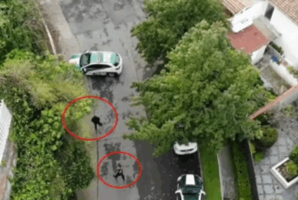 Dron capta persecución y caída de ladrones en azotea de Bosques de las Lomas.