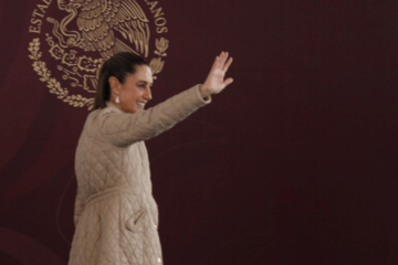 Sheinbaum llama a funcionarios de la 4T a vivir con humildad tras polémicas por vacaciones lujosas.
