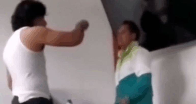 Momento en que el estudiante agrede físicamente al maestro dentro del salón de clases. Imágenes tomadas del video difundido en redes sociales.