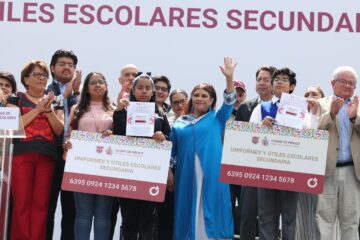 Clara Brugada entrega tarjetas de útiles y uniformes a más de 1.2 millones de estudiantes en CDMX.