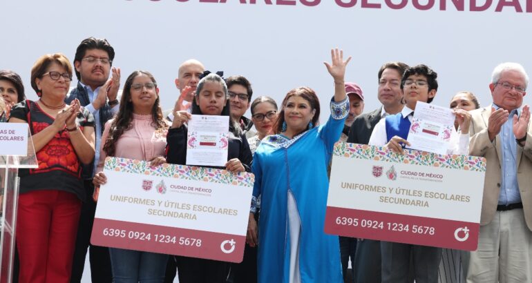 Clara Brugada entrega tarjetas de útiles y uniformes a más de 1.2 millones de estudiantes en CDMX.