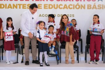 Mara Lezama y Mario Delgado inician entrega de libros de texto para ciclo escolar 2025-2026.