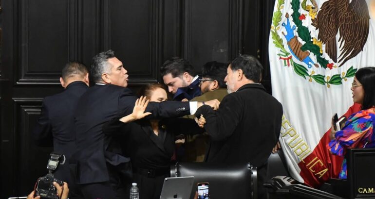 La Comisión Permanente concluyó ayer sus trabajos con una trifulca en la tribuna, provocada por el senador y dirigente del PRI, Alejandro Moreno Cárdenas, quien agredió físicamente al presidente de ese órgano del Congreso de la Unión, Gerardo Fernández Noroña y a uno de los colaboradores del morenista.
