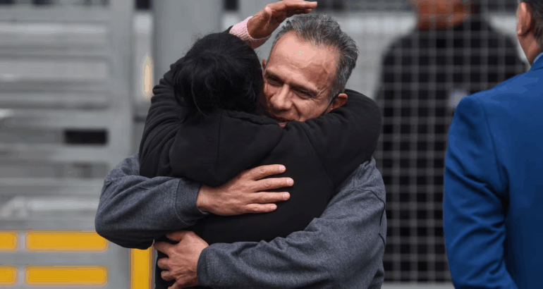 Por fin libre”: Israel Vallarta abrazó a su esposa María Sáenz tras casi 20 años sin sentencia.