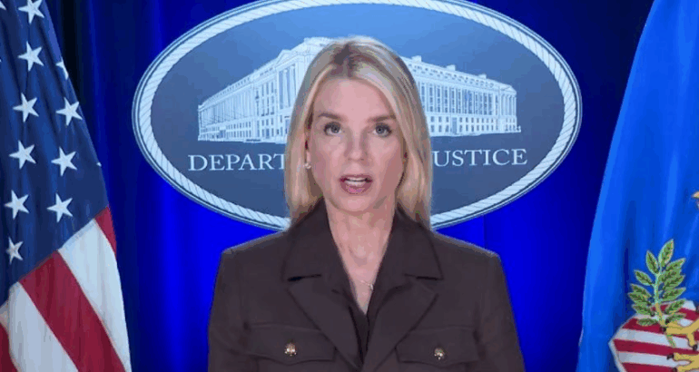 Pam Bondi abre el mensaje ante cámaras mientras anuncia la recompensa de 50 millones de dólares por información que lleve a la captura de Nicolás Maduro.