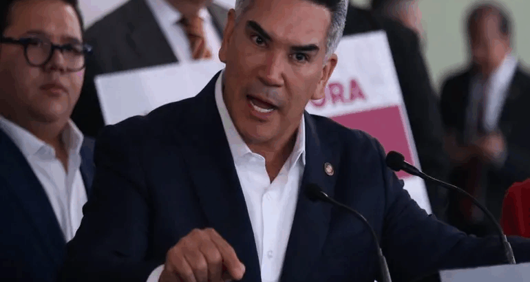 Alejandro Moreno denuncia ante FGR a Nicolás Maduro