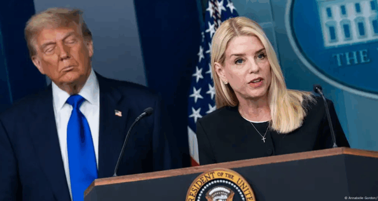 La fiscal general de EE.UU., Pam Bondi, y el presidente Donald Trump. (Archivo: 27.06.2025)