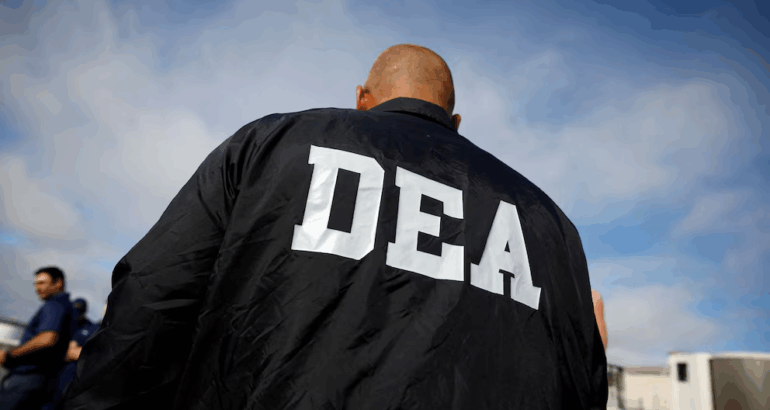 Agente de la DEA supervisando trabajos de aseguramiento de drogas (REUTERS/Marco Bello/Archivo)