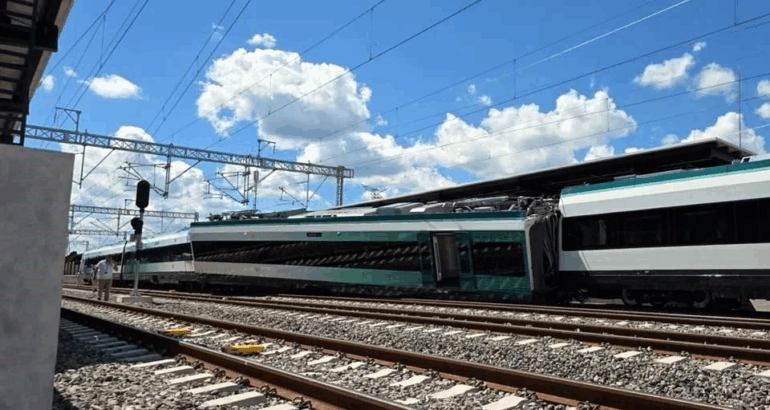 Un vagón del Tren Maya se descarriló al ingresar a baja velocidad a la estación de Izamal, sin que hayan resultados pasajeros heridos.