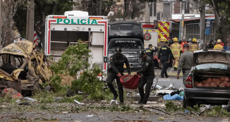 Petro pidió en la red X "al Estado colombiano y al mundo" declarar como "organizaciones terroristas" a las dos disidencias implicadas en los ataques.
