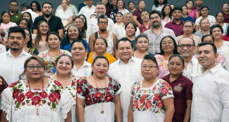 El Gobernador Joaquín Díaz Mena inauguró el programa "Ko’ox kanik maaya t’aan", que ofrecerá cursos presenciales y virtuales de lengua maya en escuelas y espacios públicos de Yucatán.