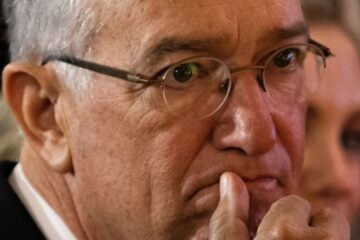 Ricardo Salinas Pliego paga fianza millonaria en EU para evitar arresto por litigio con AT&T.