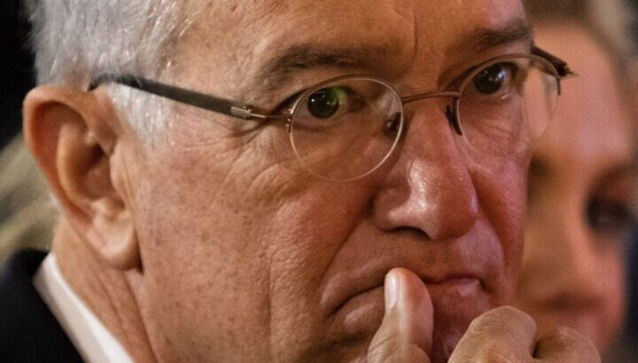 Ricardo Salinas, dueño de TV Azteca, pagó una fianza de 25 millones de dólares para evitar ser arrestado en Estados Unidos por una supuesta deuda con AT&T, informó Bloomberg.