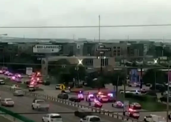 Policías y ambulancias en las afueras del centro de detención para migrantes tras tiroteo en Dallas, Texas