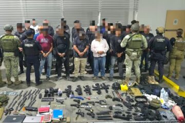 Detienen a 38 presuntos integrantes de La Luz del Mundo con armas y equipo táctico en Michoacán.