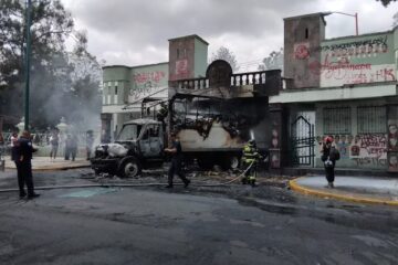 Normalistas derriban puerta del Campo Militar 1 durante protesta por caso Ayotzinapa.