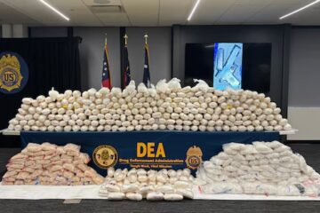 Golpe internacional al CJNG: 670 detenidos y más de un millón de pastillas falsas confiscadas.