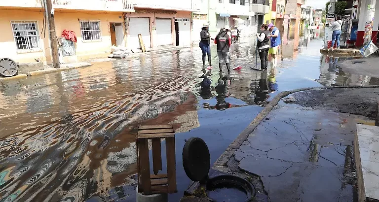 Aguas negras y basura invaden colonias de Nezahualcóyotl. / Foto: Guillermo Pantoja / La Prensa