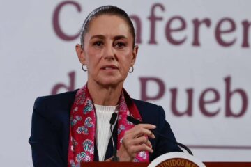 Claudia Sheinbaum acusa a Salinas Pliego de politizar su deuda fiscal y niega persecución.