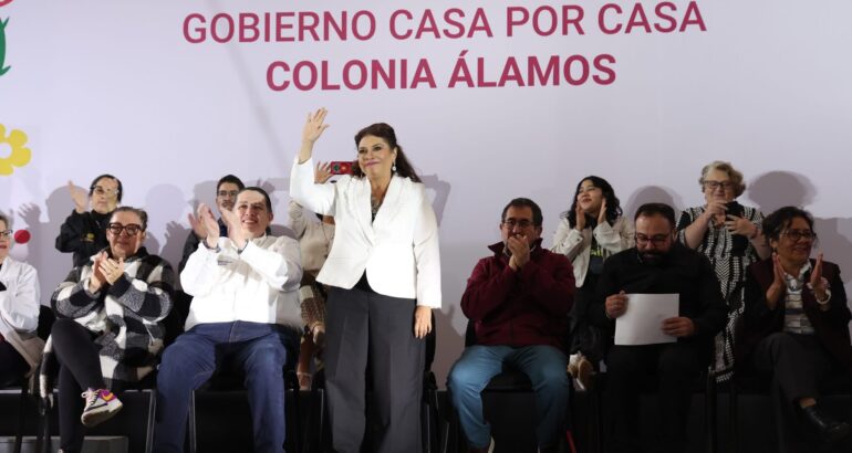 La Jefa de Gobierno, Clara Brugada Molina, encabezó esta tarde, en la colonia Álamos, de la alcaldía Benito Juárez, el programa Casa por Casa, en donde anunció el fortalecimiento de la iluminación en calles y avenidas de esta zona y la puesta en marcha –a mediados de octubre– del programa de repavimentación de vialidades primarias de toda la capital.