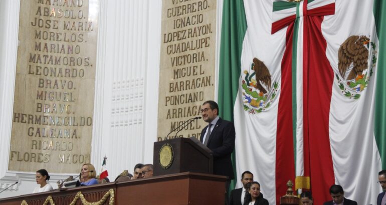 A nombre de la mandataria capitalina, el secretario de Gobierno, César Cravioto Romero, entregó a las y los diputados de la III Legislatura del Congreso de la Ciudad de México el Primer Informe de labores