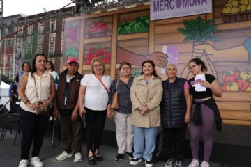 Clara Brugada entrega 50 mil vales de Mercomuna; programa beneficiará a 335 mil familias.