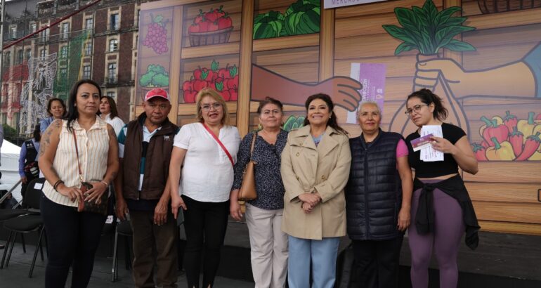 La Jefa de Gobierno de la Ciudad de México, Clara Brugada Molina, encabezó desde el Zócalo capitalino y en dos eventos distintos, la entrega de 50 mil vales del programa Mercomuna