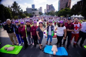 Clara Brugada lidera clase masiva de primeros auxilios y RCP con más de 2 mil participantes.