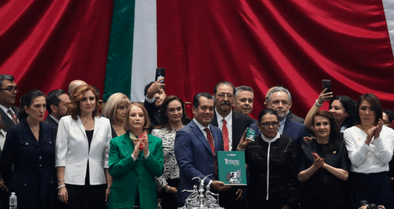 CIUDAD DE MÉXICO, 01SEPTIEMBRE2025.- Rosa Isela Rodríguez, secretaria de Gobernación, entregó a Sergio Gutiérrez Luna, presidente de la Cámara de Diputados, el Primer Informe de Claudia Sheinbaum, presidenta de México, en el pleno de este recinto. FOTO: GRACIELA LÓPEZ/CUARTOSCURO.COM