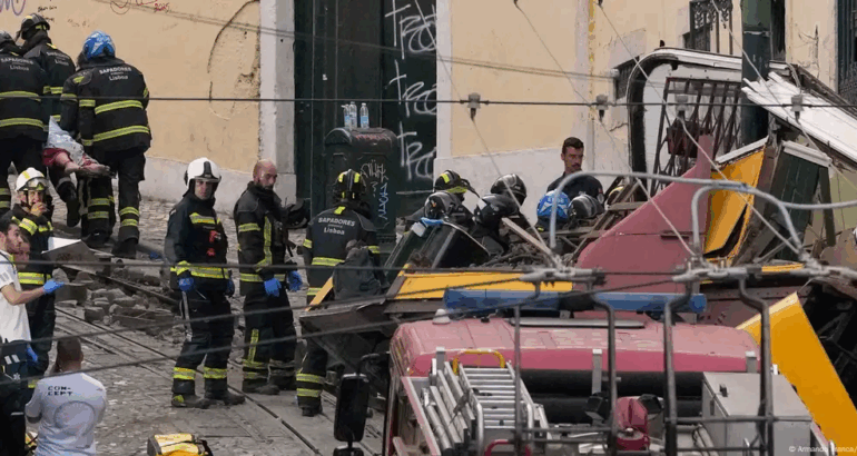 El ascensor quedó destrozado luego del descarrilamiento.