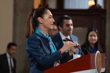 Claudia Sheinbaum y Efraín Morales presentan decreto que facilita el acceso al agua para pequeños productores.