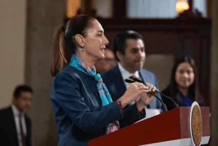 Claudia Sheinbaum y Efraín Morales presentan decreto que facilita el acceso al agua para pequeños productores.