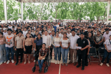 Joaquín Díaz Mena encabeza entrega de tarjetas del programa Jóvenes Construyendo el Futuro en Yucatán.