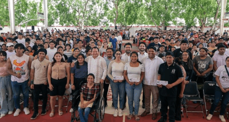 El Gobernador Joaquín Díaz Mena y el secretario del Trabajo federal, Marath Baruch Bolaños, encabezaron la entrega de tarjetas del programa que beneficiará a juventudes con 8,480 pesos mensuales durante un año.