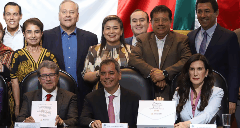 El secretario de Hacienda, Edgar Amador, entregó el Paquete Económico 2026 a la presidenta de la Mesa Directiva de la Cámara de Diputados, Kenia López Rabadán. (Cuartoscuro)