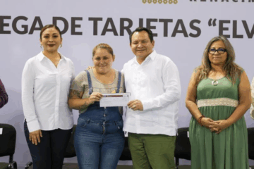 Joaquín Díaz Mena refuerza justicia social con entrega de tarjetas Mujeres Renacimiento.