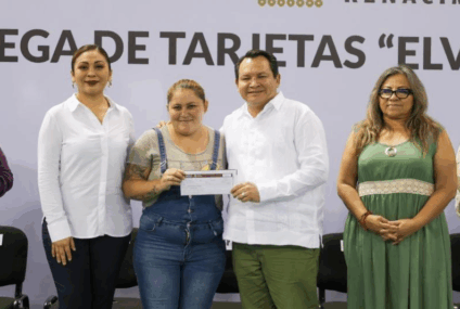 Joaquín Díaz Mena refuerza justicia social con entrega de tarjetas Mujeres Renacimiento.