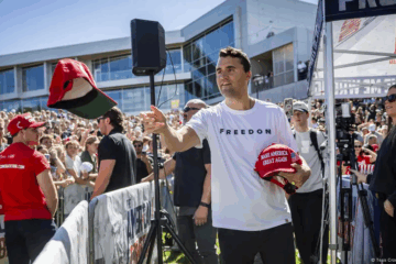 Balean a Charlie Kirk durante conferencia en universidad de Utah.