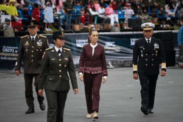Claudia Sheinbaum encabeza su primer desfile militar como presidenta de México.