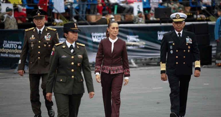 Secretarios de Estados, el ministro presidente de la SCJN, Hugo Aguilar, las presidentas del Poder Legislativo, entre otros, encabezan el Desfile Cívico Militar en el 215 Aniversario del Grito de Independencia de México, en la Ciudad de México, el 16 de septiembre de 2025. Foto: Cristina Rodríguez