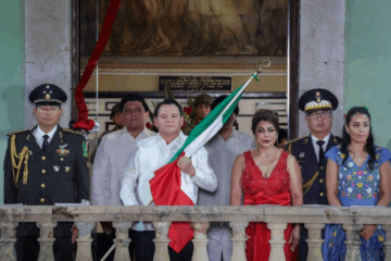 Joaquín Díaz Mena encabeza el Grito de Independencia en Mérida con unidad y orgullo patrio.