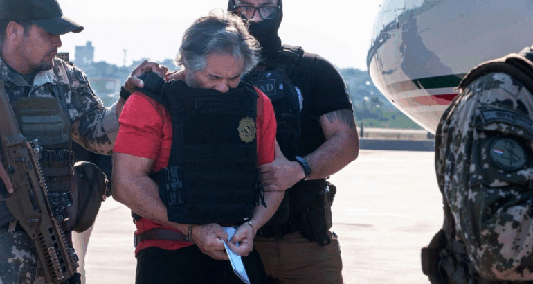 El presunto líder de La Barredora, Hernán Bermudez Requena, tras su captura en Paraguay. Foto Afp
