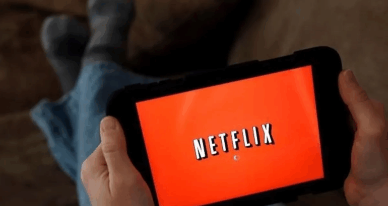 Persona observa la plataforma de video Netflix en imagen de archivo. Foto Ap