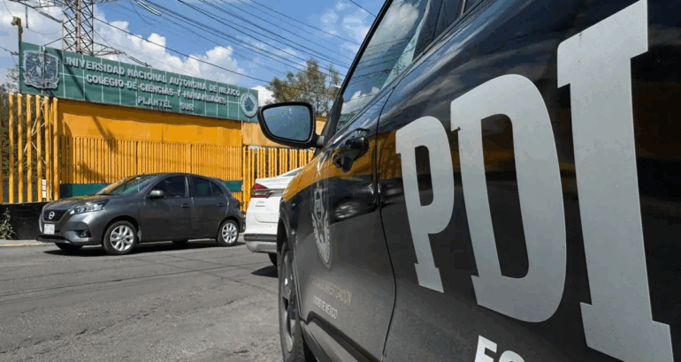 El agresor continuó su huida y, al ver que le daban seguimiento, subió a un edificio y se lanzó, motivo por el cual resultó con fracturas en ambas piernas y fue trasladado a un hospital. Foto Alfredo Domínguez