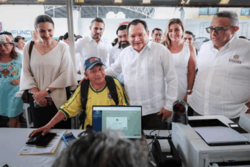 Gobernador Joaquín Díaz Mena pone en marcha Ventanilla Única Estatal Móvil en Kanasín.