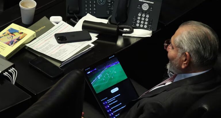 El senador Adán Augusto observó el partido de la Champions League entre Barcelona y PDG, durante la comparecencia del secretario de Hacienda y Crédito Público, Edgar Abraham Amador Zamora, en el Senado de la República. Crédito: Cuartoscuro