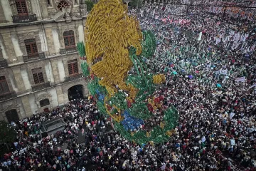 Claudia Sheinbaum rinde su primer informe ante una multitud que llena el Zócalo capitalino.